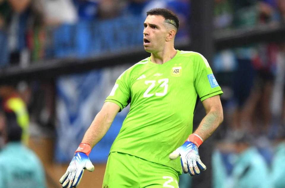 大马丁的未来在何方？维拉的无奈与曼联的渴求，奥纳纳该如何应对